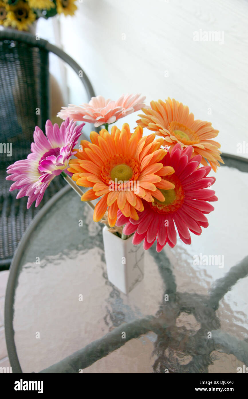 La photo de fleurs colorées dans un vase sur la table. Banque D'Images