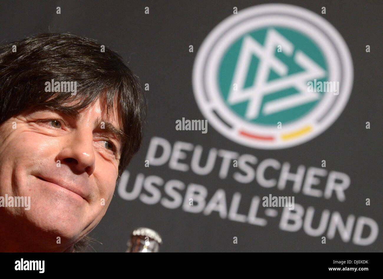 Londres, Royaume-Uni. 18 nov., 2013. Entraîneur de soccer national Joachim Loew ss lors d'une conférence de presse à Londres, Royaume-Uni, 18 novembre 2013. Le 19 novembre 2013, l'équipe nationale allemande joue un test match contre l'Angleterre à Londres. Photo : Andreas Gebert/dpa/Alamy Live News Banque D'Images