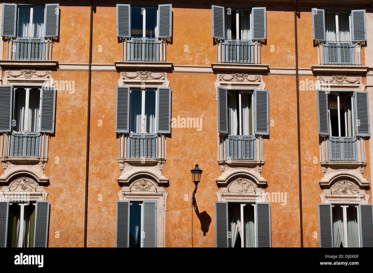 Configuration des fenêtres, Testa Palazzo Piccolomini, palais du 18ème siècle dans le quartier de Trevi, Rome, Italie Banque D'Images
