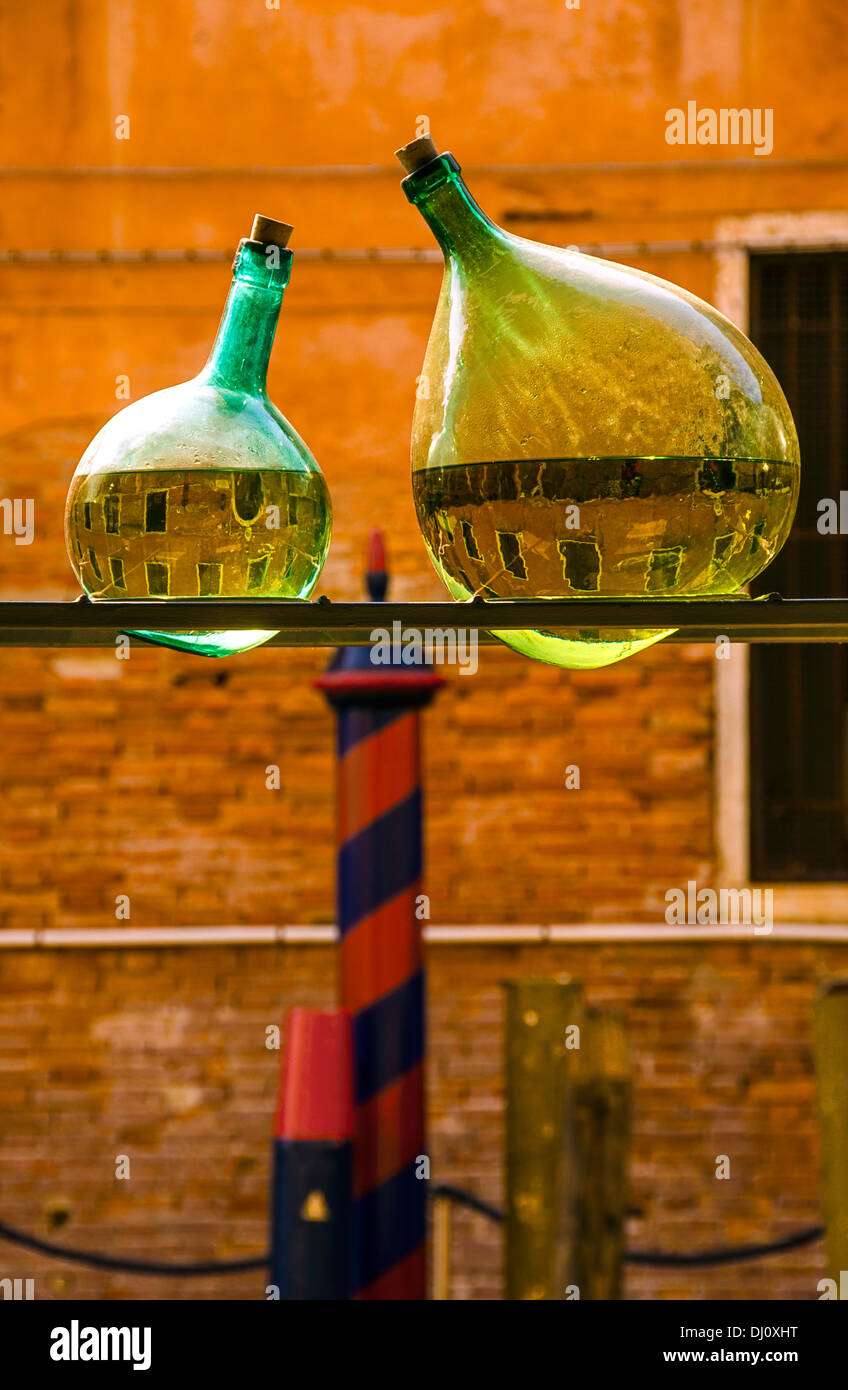 Arrangement des vieilles bouteilles faites par l'artiste néo-zélandais Bill Culbert, à l'église de Santa Maria della Pietà, Venise, Italie. Banque D'Images