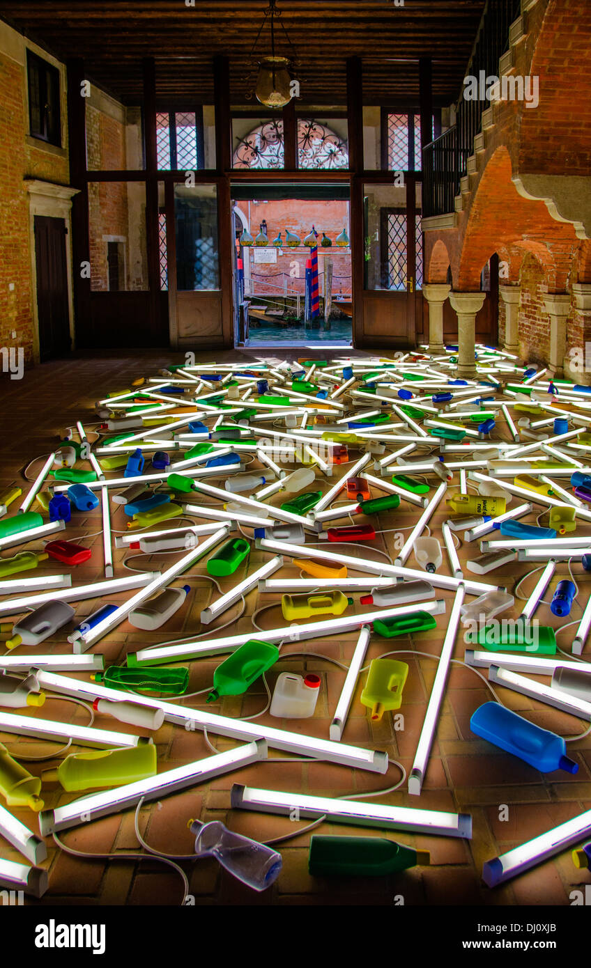 La lumière et les objets d'arrangement de La Nouvelle Zélande Bill Culbert dans le cadre de la Biennale 2013 Festival à Venise Italie. Banque D'Images