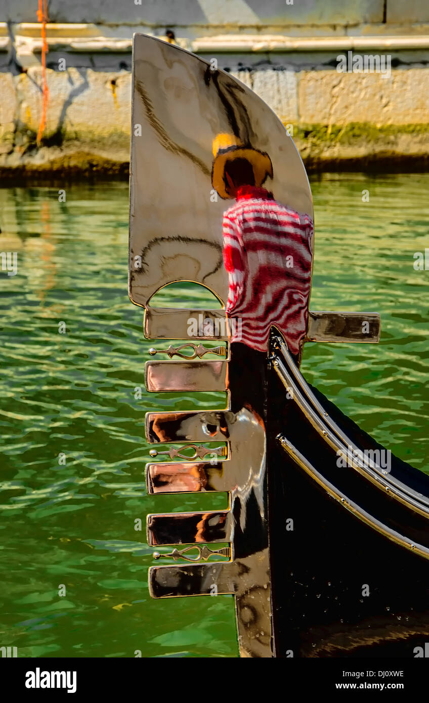Réflexion d'un gondolier sur la proue de la gondole. Banque D'Images