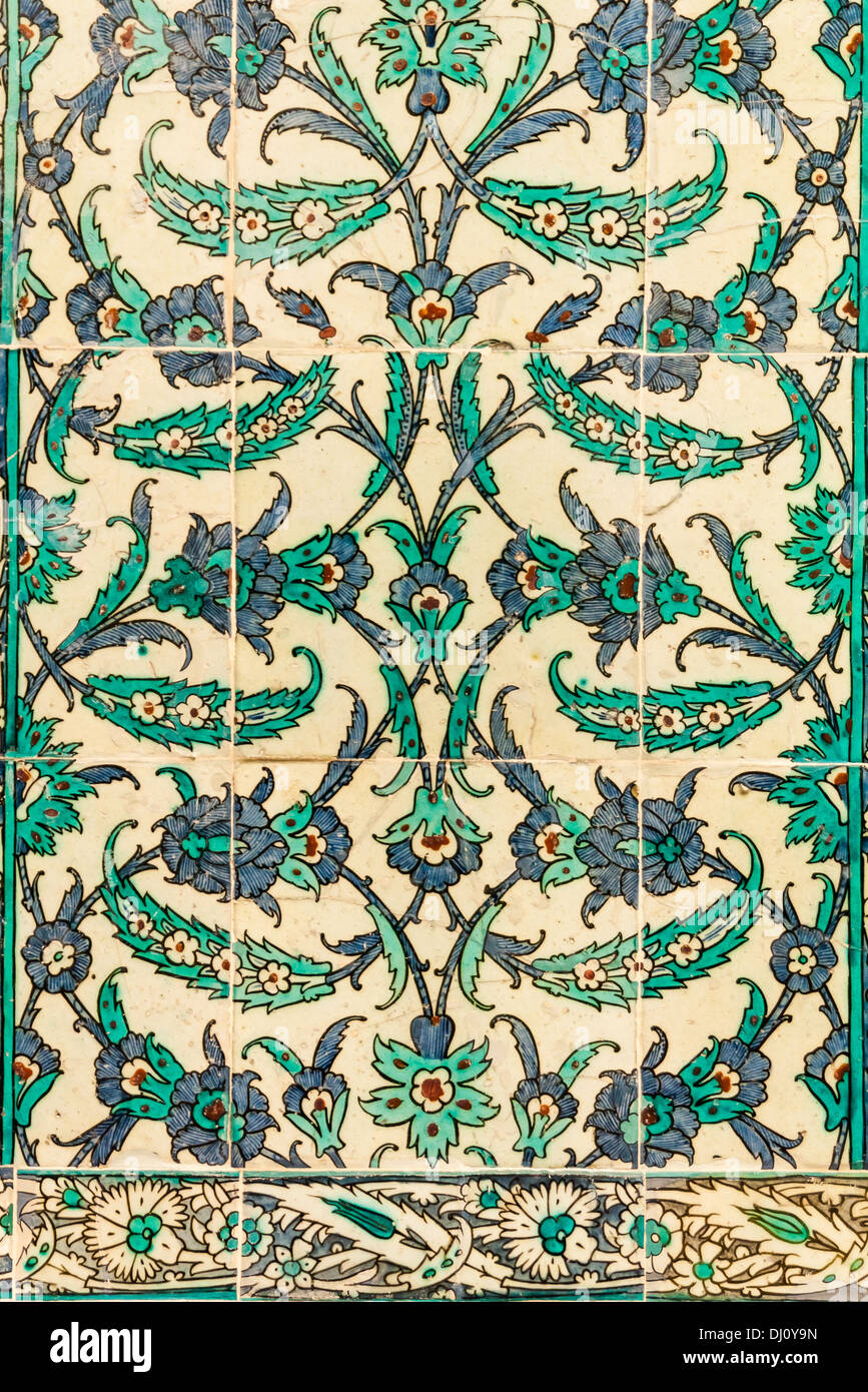 Les carreaux en céramique avec un design floral vert et bleu sur fond blanc Banque D'Images