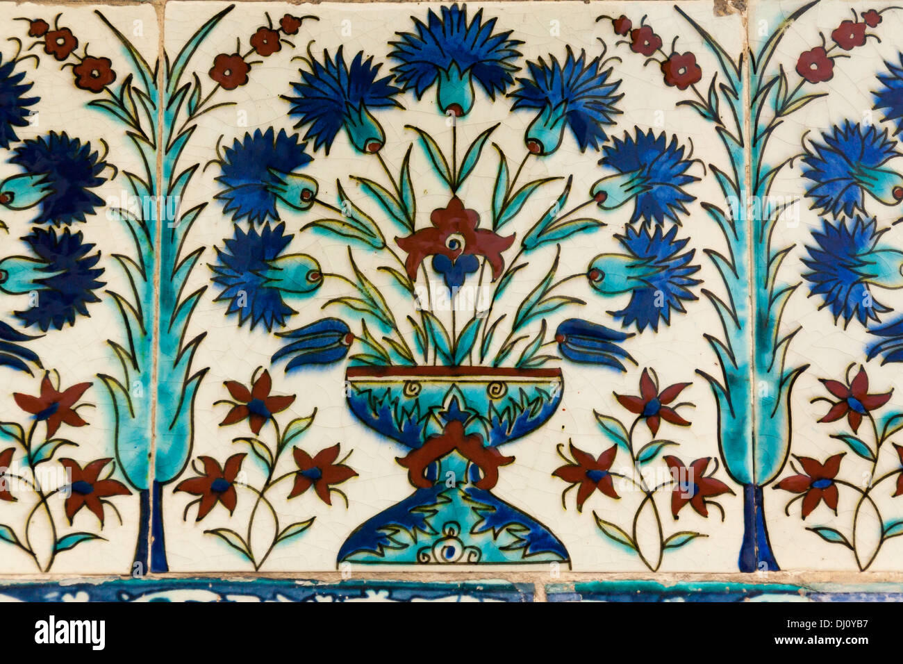Les carreaux de céramique avec motif bleu sur fond blanc. Banque D'Images
