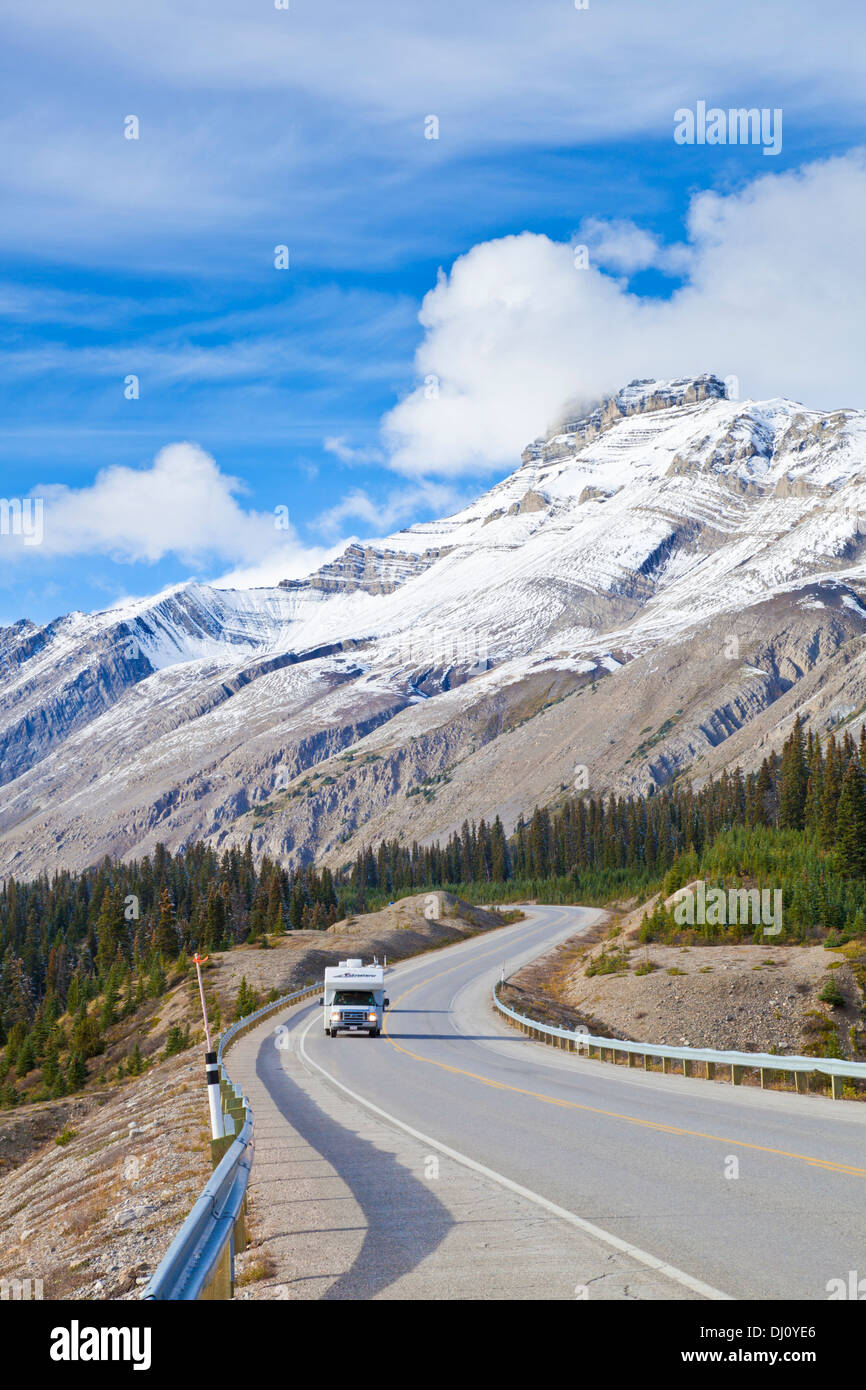 Conduite le long de la promenade des Glaciers du parc national de Jasper Alberta Canada Amérique du Nord Banque D'Images