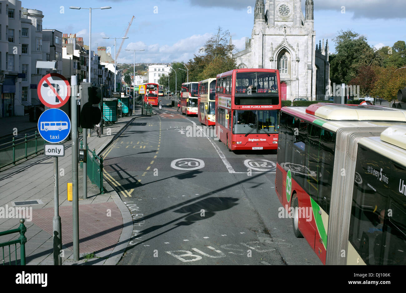 Des autobus sur un tronçon de voie réservée, York Place, Brighton. Banque D'Images