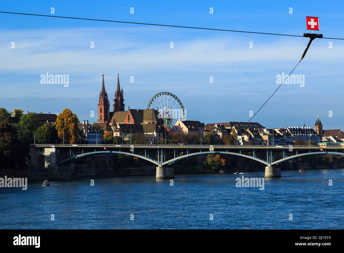 Une photographie de la cathédrale sur la rivière à Bâle, Suisse. Prises au début de la foire d'automne sur une belle journée ensoleillée Banque D'Images