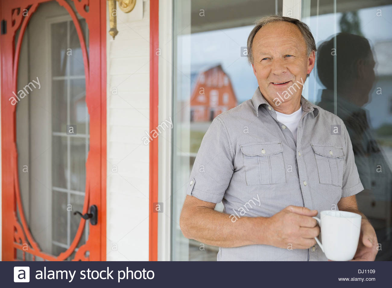 Man on porch with coffee mug Banque D'Images
