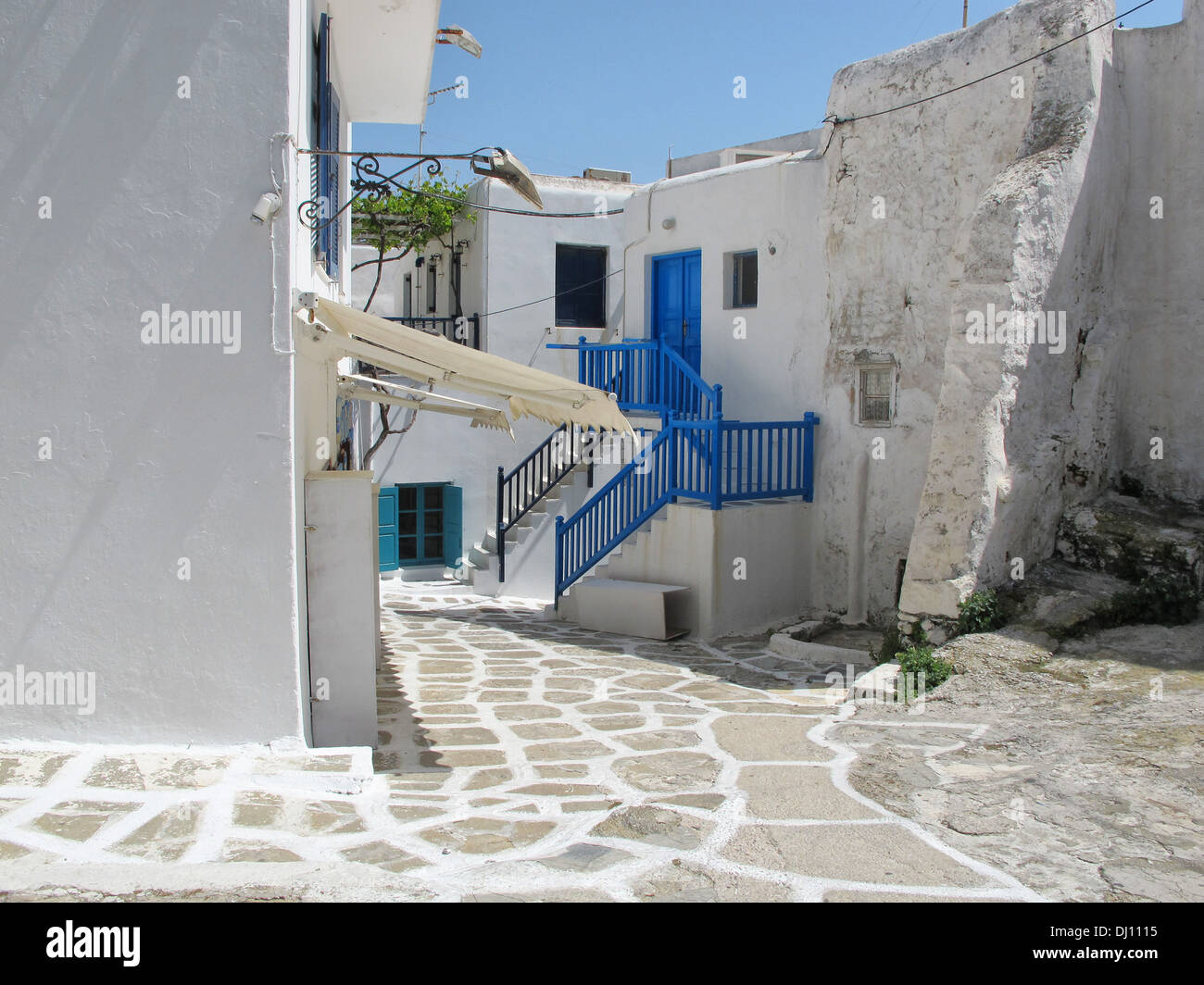 Un carré à Chora, la ville principale de l'île grecque de dans les Cyclades Mikonos Banque D'Images Un carré à Chora, la ville principale de l'île grecque de dans les Cyclades Mikonos Banque D'Images