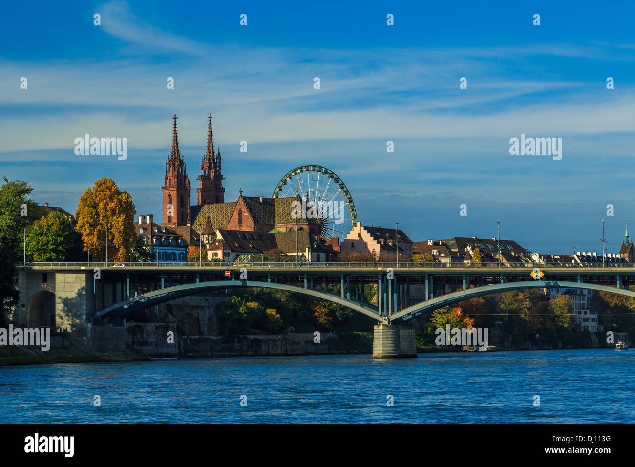 Une photographie de la cathédrale sur la rivière à Bâle, Suisse. Prises au début de la foire d'automne sur une belle journée ensoleillée Banque D'Images