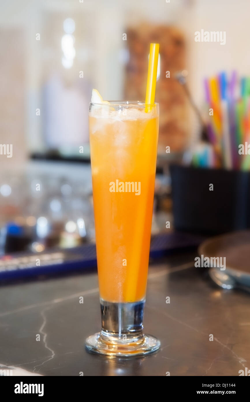L'alcool des boissons sur bar à cocktails. Banque D'Images