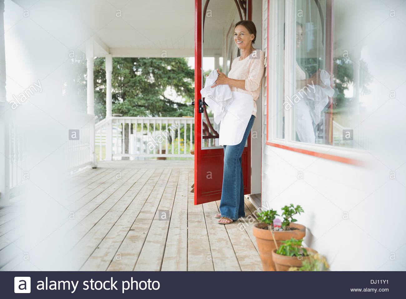 Senior woman standing on Front Porch Banque D'Images