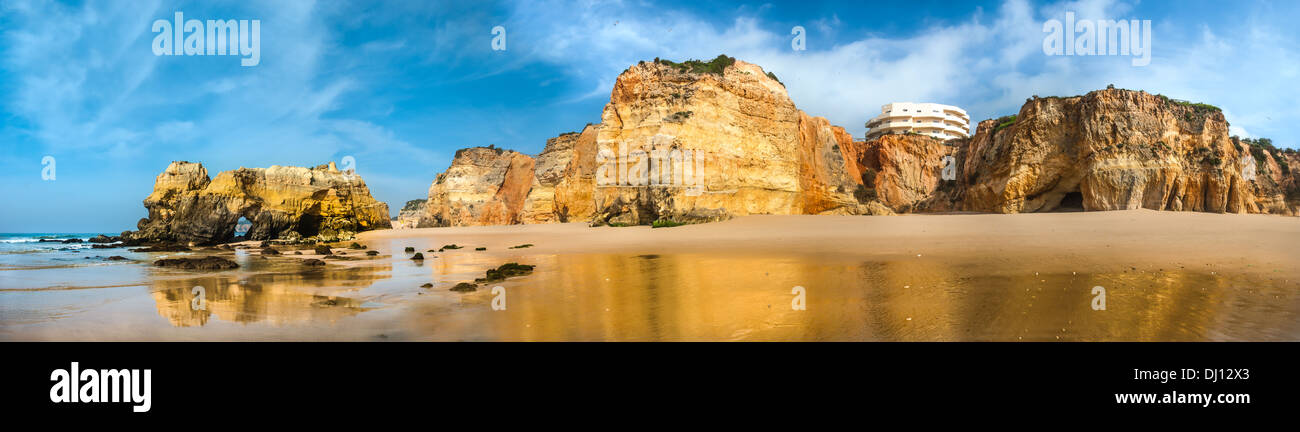 La plage de Praia da Rocha, sur l'océan Atlantique dans le sud du Portugal, Algarve Banque D'Images