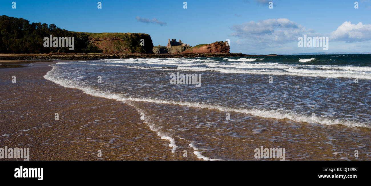 Le Château de Tantallon d Oxroad Bay, East Lothian, Scotland, UK Banque D'Images