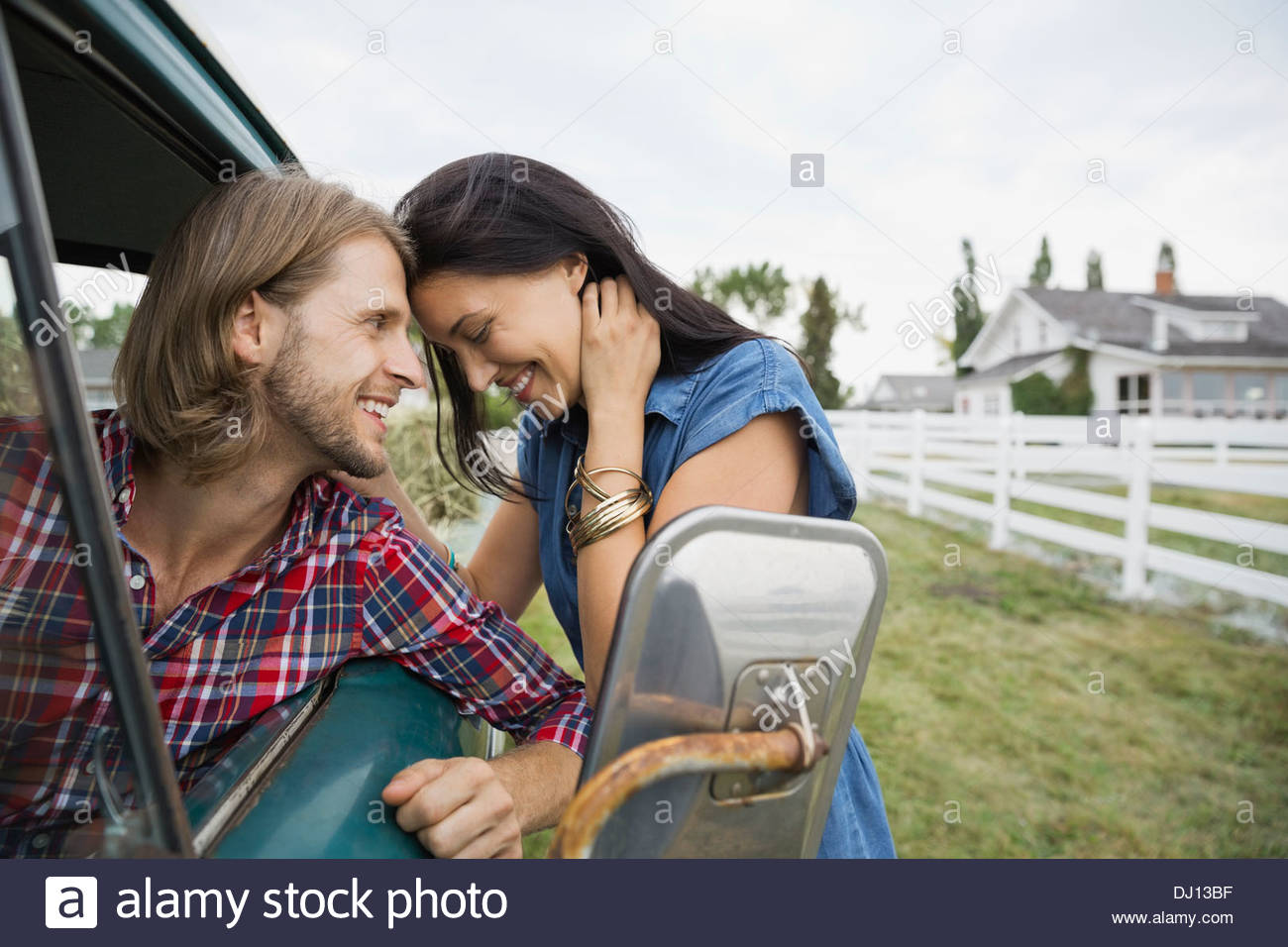 Affectueux couple outdoors Banque D'Images