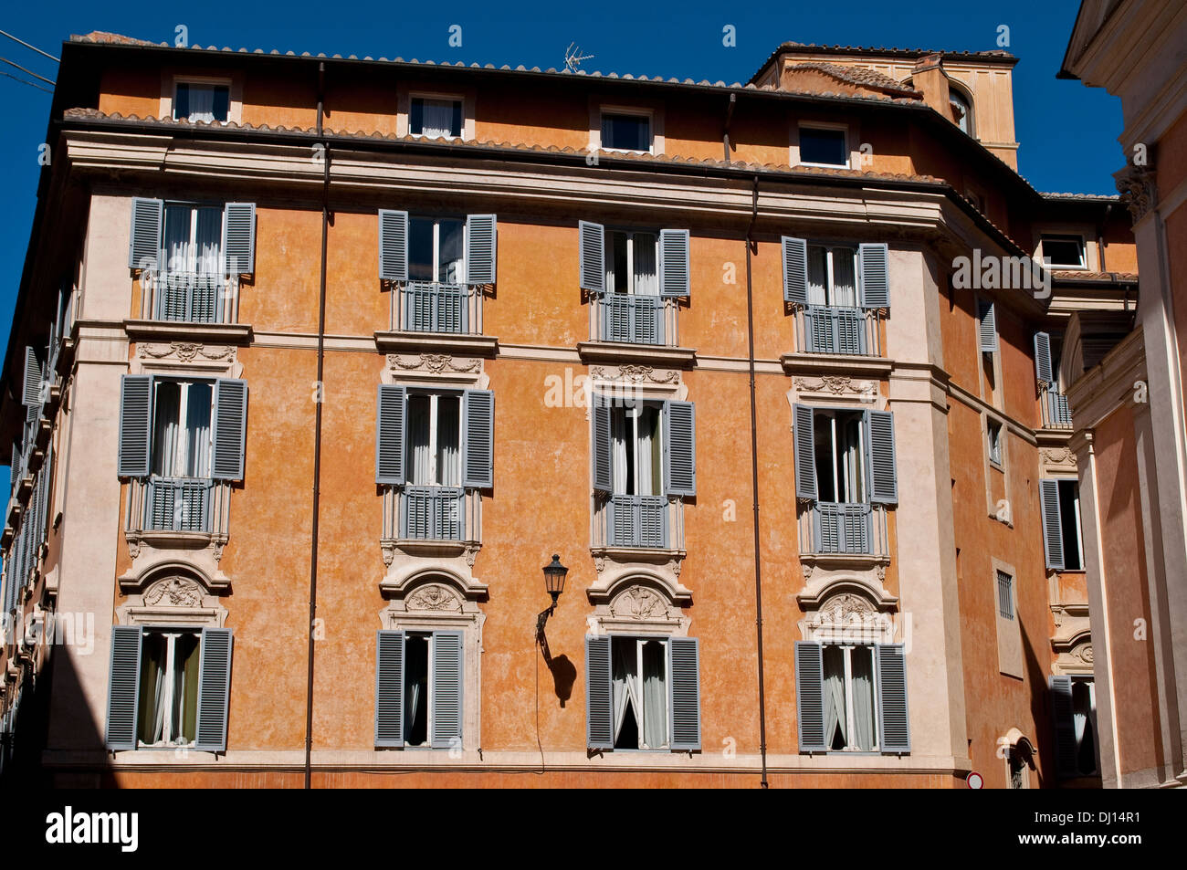 Configuration des fenêtres, Testa Palazzo Piccolomini, palais du 18ème siècle dans le quartier de Trevi, Rome, Italie Banque D'Images