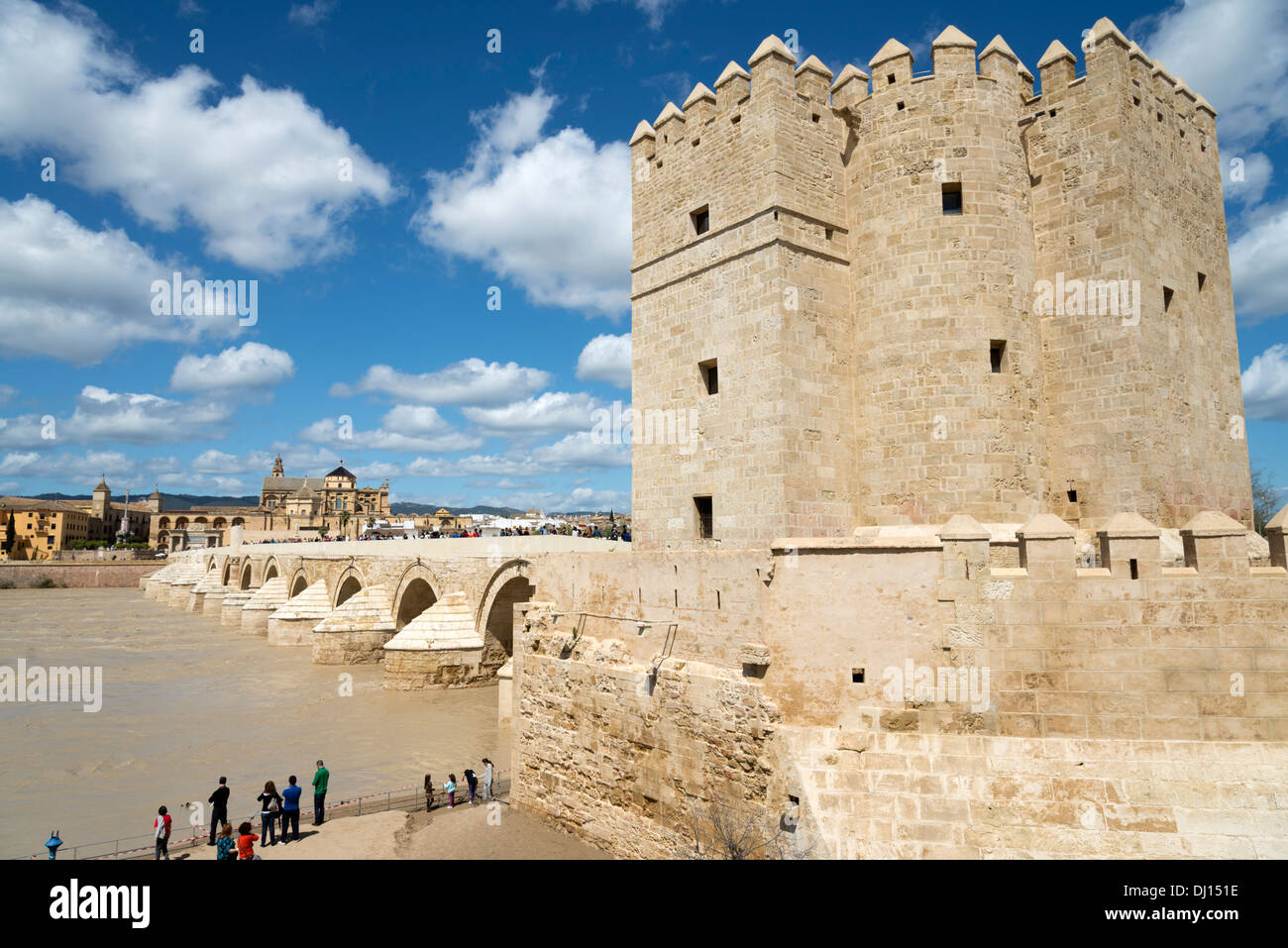 La Calahorra Tower sur le côté du pont romain, Cordoue, Andalousie, Espagne Banque D'Images