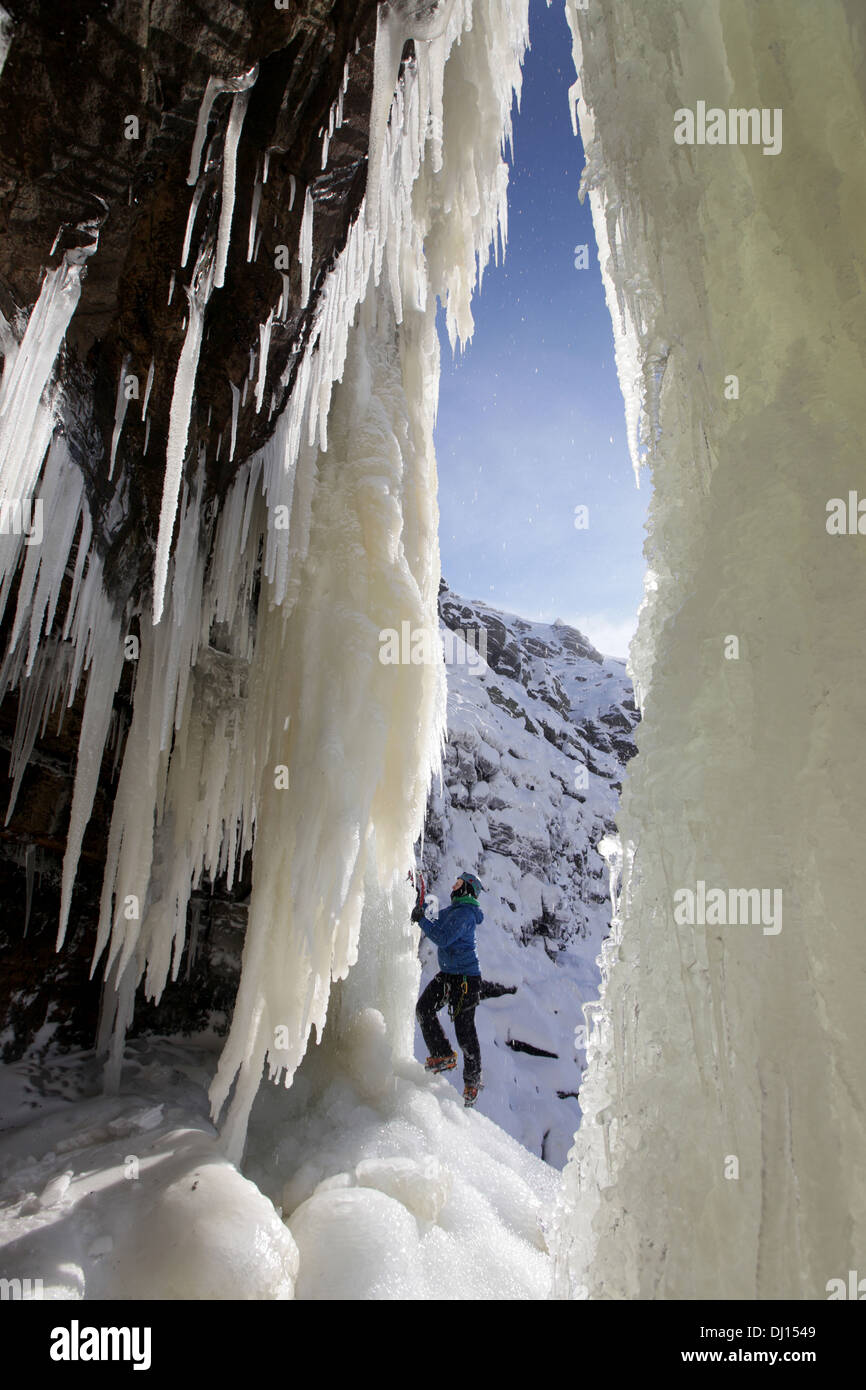 Les glaciéristes sur Kinder chute dans le peak district Banque D'Images