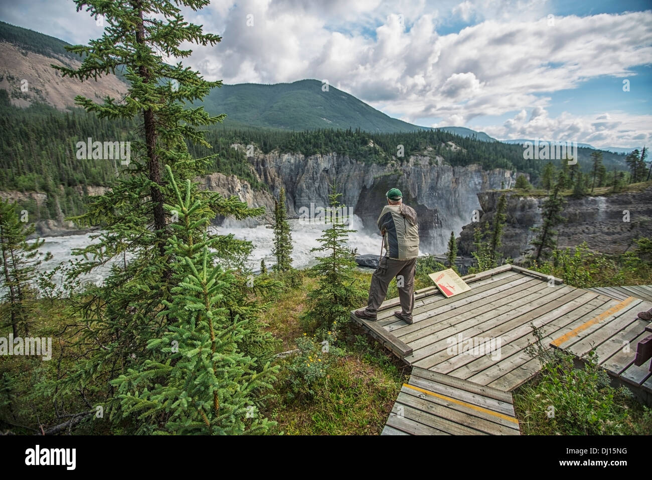 L'homme est à l'Affût au-dessus des chutes Virginia dans la réserve de parc national Nahanni, Territoires du Nord-Ouest, Canada Banque D'Images