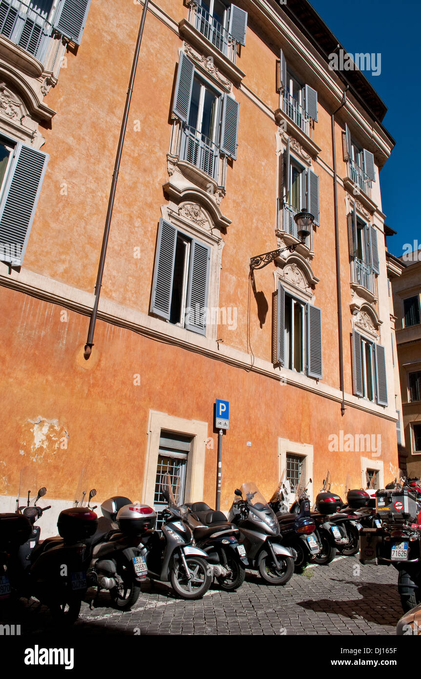 Motos garées contre Testa Palazzo Piccolomini, palais du 18ème siècle dans le quartier de Trevi, Rome, Italie Banque D'Images