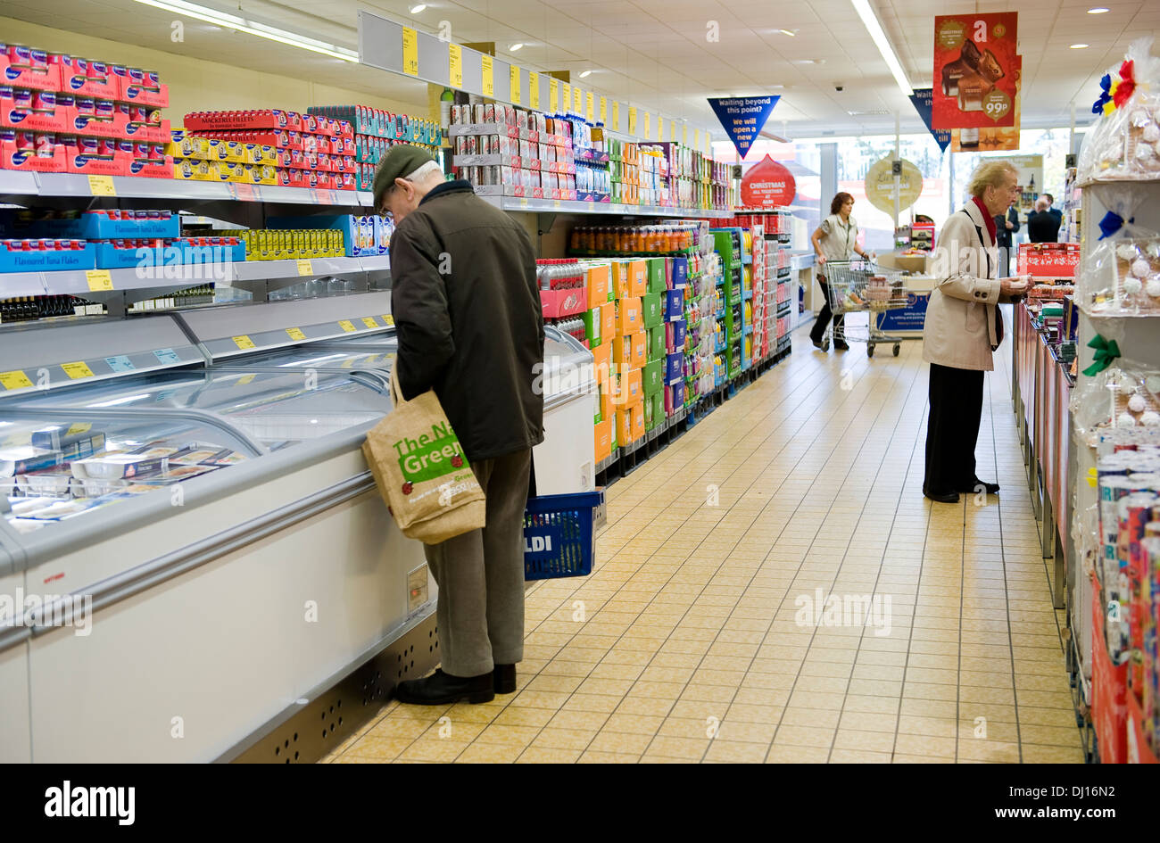 Shopping pour un pensionné dans du budget du Royaume-Uni, supermarché Aldi. Banque D'Images