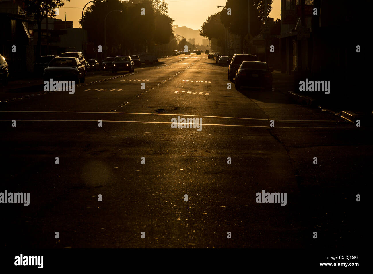 Coucher du soleil sur un large American street Banque D'Images