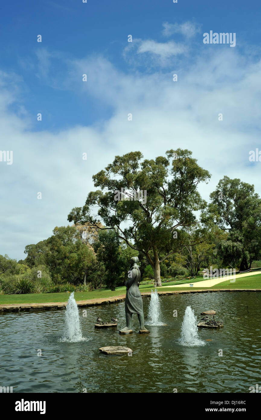 La Pioneer Women's Memorial statue et bassin. King's Park, Perth, Australie occidentale Banque D'Images