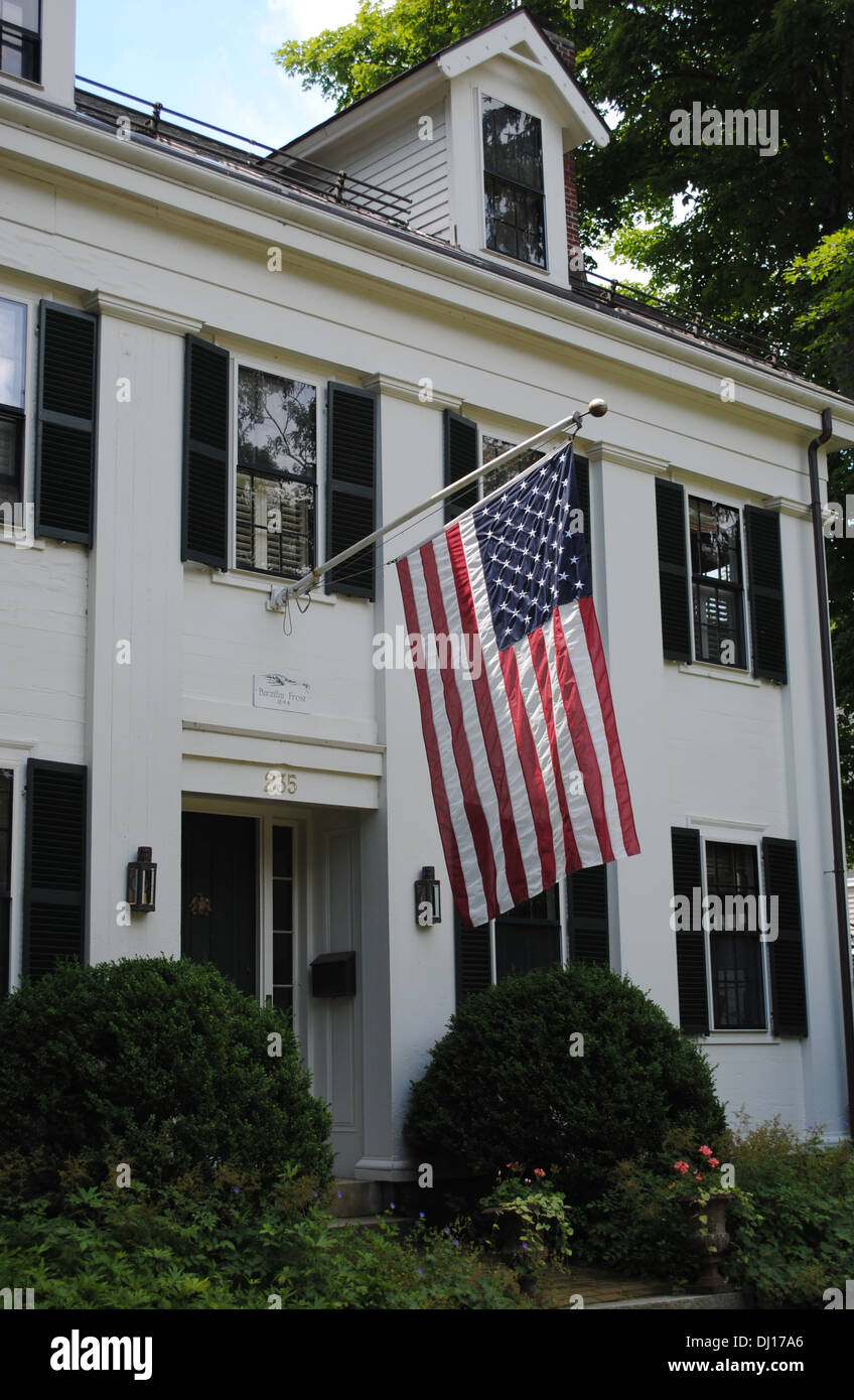 Majestueuse maison historique en panneaux de clopboard blanc avec drapeau américain, Concord ma. Banque D'Images