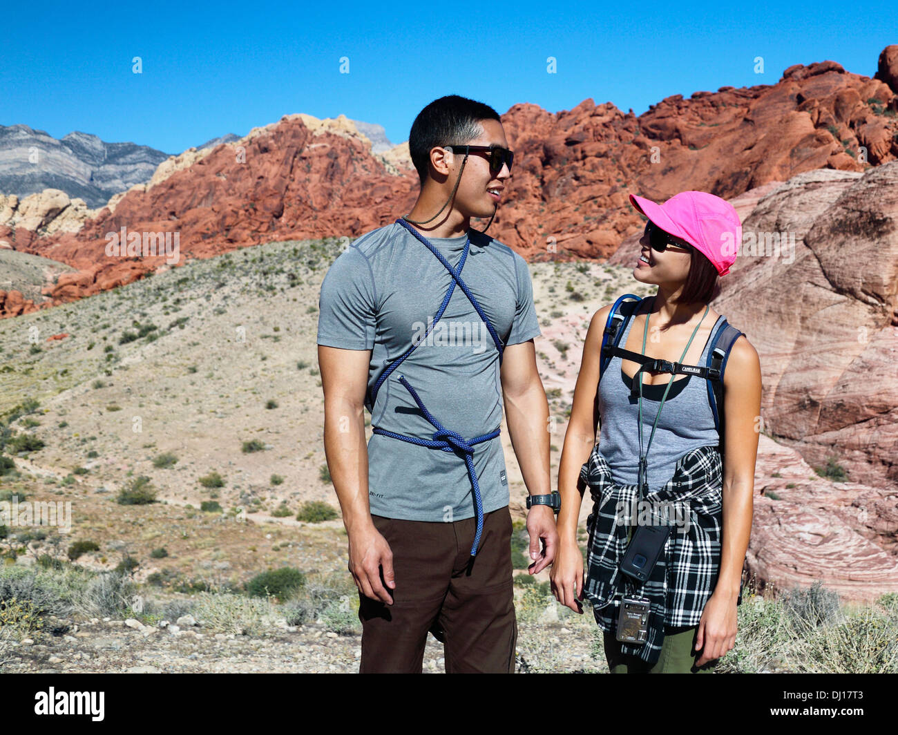 Couple au Red Rock Canyon National Conservation Area Banque D'Images