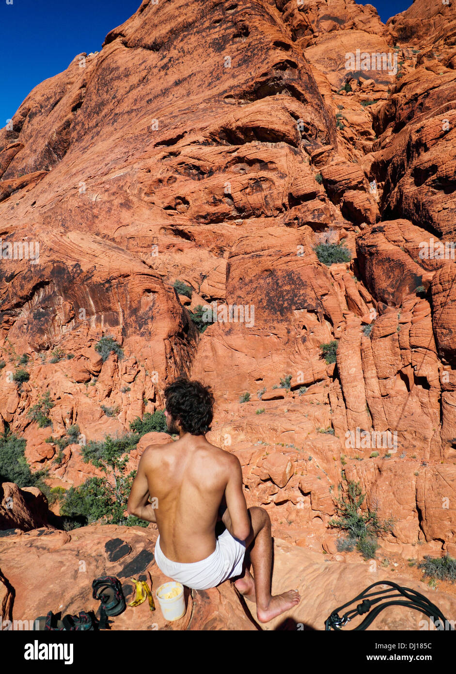Adventurer avec collations se trouve sur falaise au Red Rock Canyon National Conservation Area avant d'essayer highline Banque D'Images