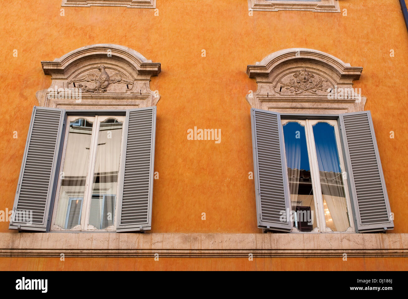 Windows élégant de Palazzo Piccolomini Testa, palais du 18ème siècle dans le quartier de Trevi, Rome, Italie Banque D'Images