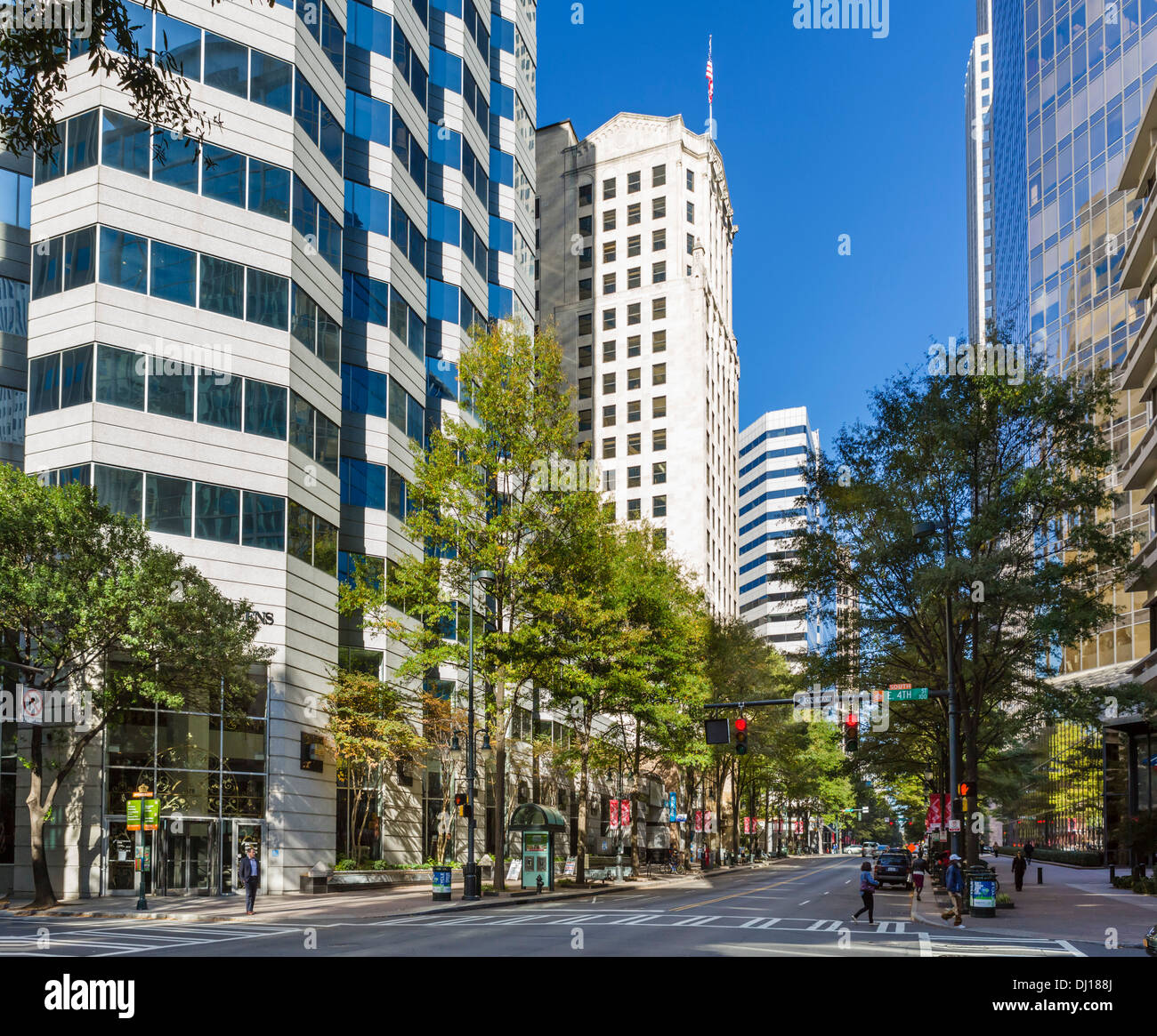 Les immeubles de bureaux de North Tryon Street dans le centre-ville de Charlotte, Caroline du Nord, États-Unis Banque D'Images