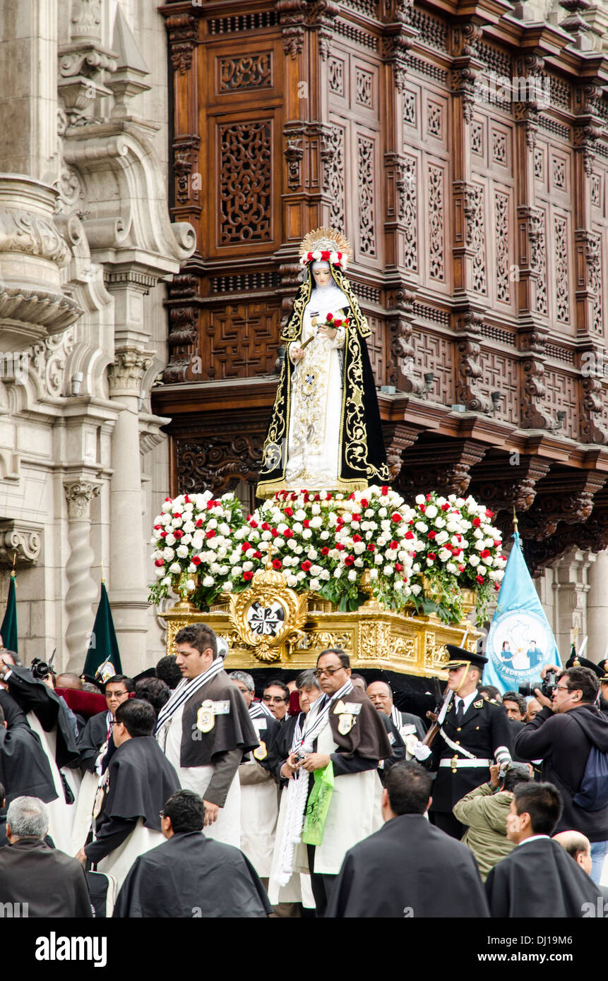 Procession de Santa Rosa de Lima sur la plaza de Armas de Lima. au Pérou. Banque D'Images