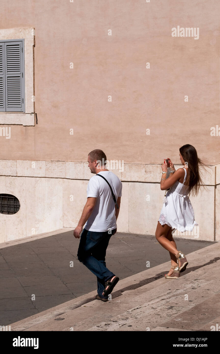 Jeune couple à descendre les escaliers de la place du Quirinal en femme prend une photo , Rome, Italie Banque D'Images