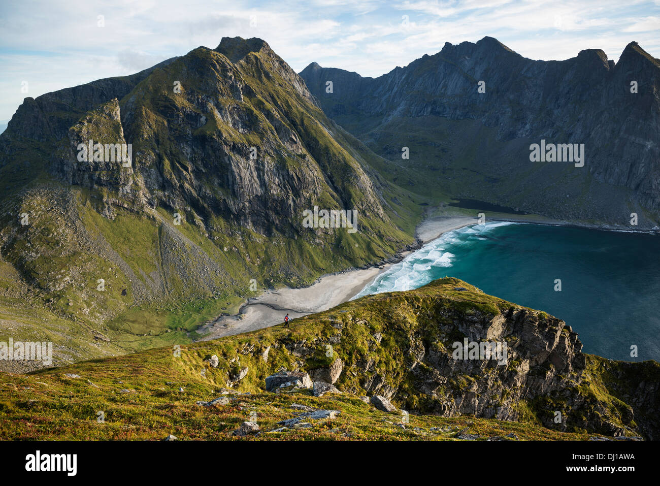 Female hiker surplombant la plage de Kvalvika de montagne proche, Moskenesoy, îles Lofoten, Norvège Banque D'Images