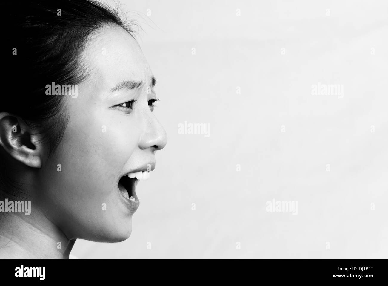 Portrait de jeune fille attirante hurler à la colère, style noir et blanc Banque D'Images