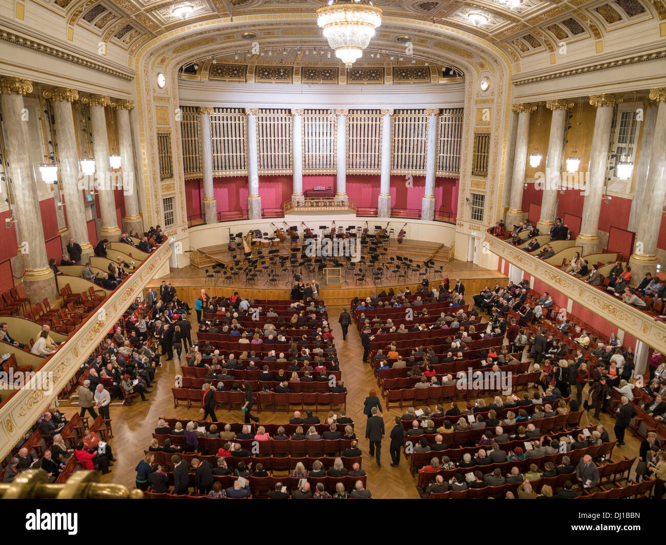 Les clients se rassemblent pour un concert au Wiener Konzerthaus. Les sièges se remplissent de concert des amateurs mais la scène est le plus souvent vide. Banque D'Images