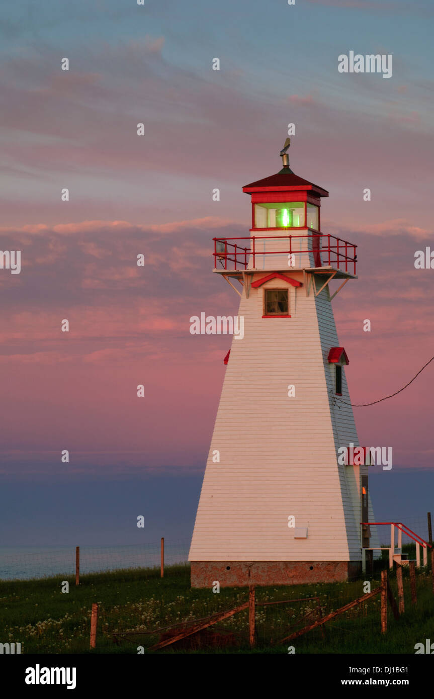 Phare du cap Tryon au crépuscule ; Prince Edward Island, Canada. Banque D'Images