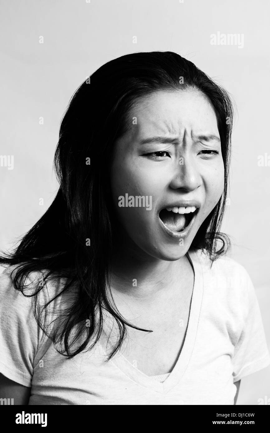 Portrait de jeune fille attirante hurler à la frustrée, style noir et blanc Banque D'Images