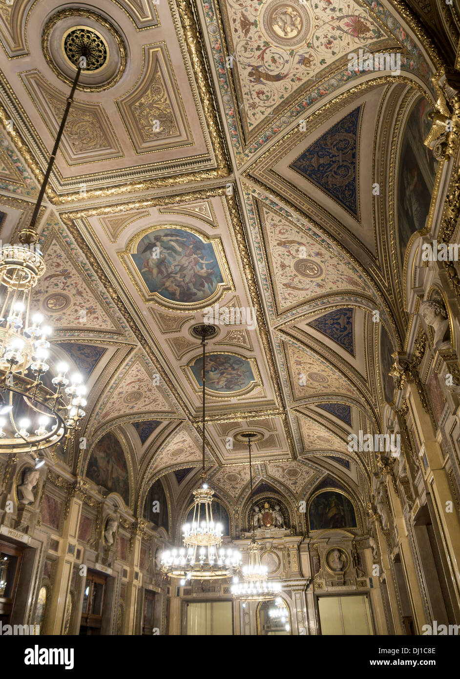 Plafond dans l'une des salles à côté de l'Opéra d'État de Vienne. L'opulente décoration d'un plafond dans le célèbre Opéra de Vienne chambre. Banque D'Images