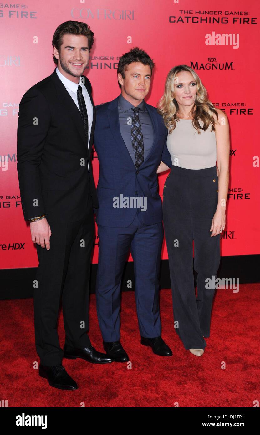 Los Angeles, Californie, USA. 18 nov., 2013. Luke Hemsworth Liam Hemsworth, au niveau des arrivées pour THE HUNGER GAMES : CATCHING FIRE Premiere, Nokia Theatre L.A. Vivre, Los Angeles, CA, le 18 novembre 2013 Crédit : © Elizabeth Goodenough/Everett Collection/Alamy Live News Banque D'Images