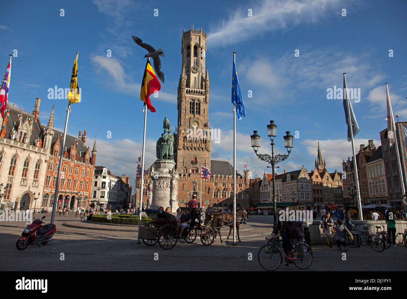 La place du marché Grote Markt et du beffroi de Bruges, Belgique Banque D'Images
