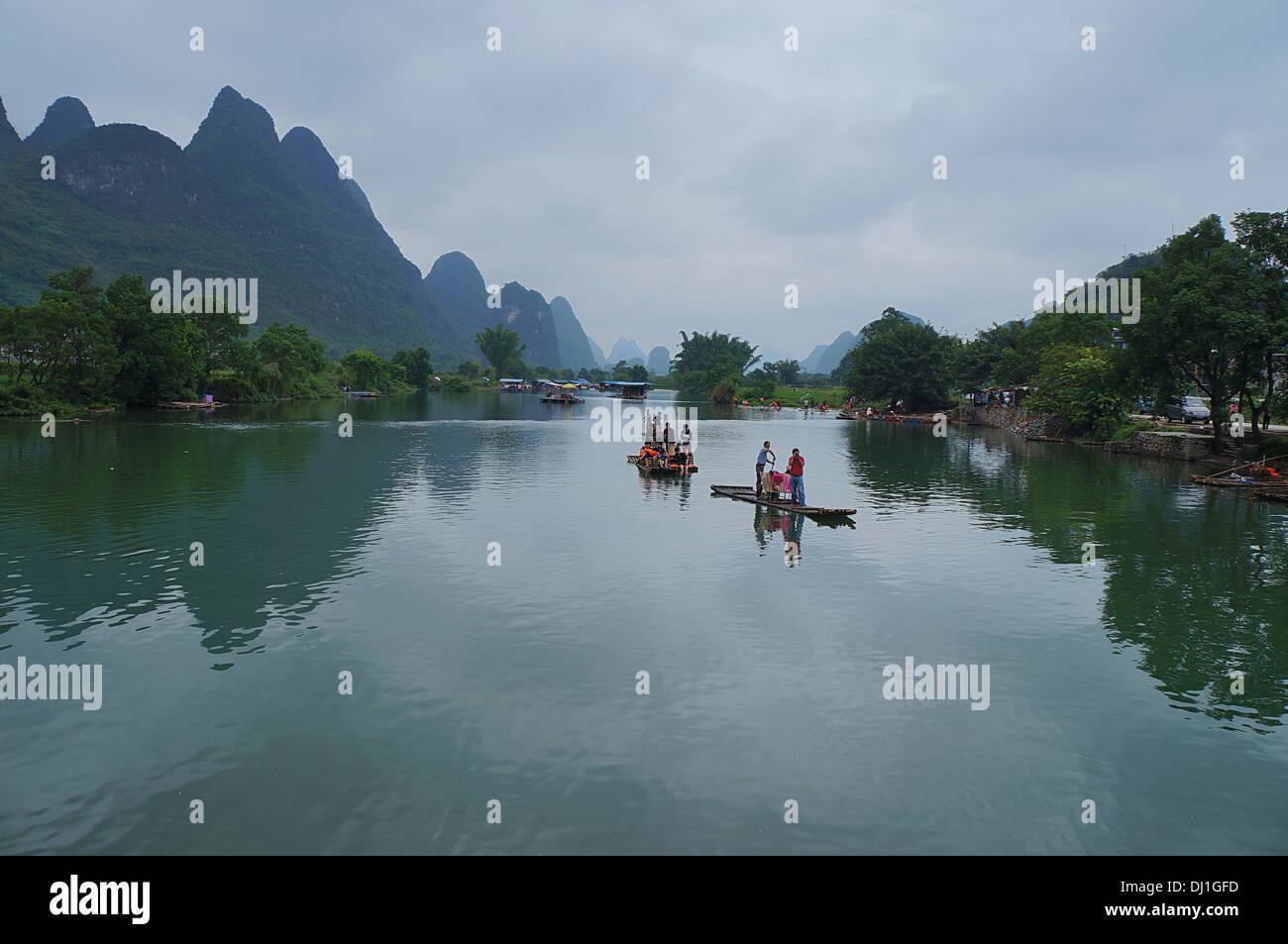 Des radeaux de bambou dans Yangshuo, Guilin, Chine Banque D'Images