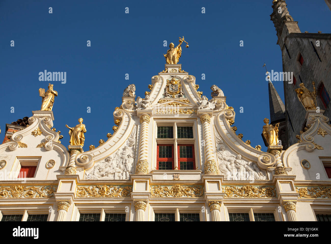 Justitia sur la chancellerie décorés avec de l'or dans le centre historique de Bruges, Belgique Banque D'Images