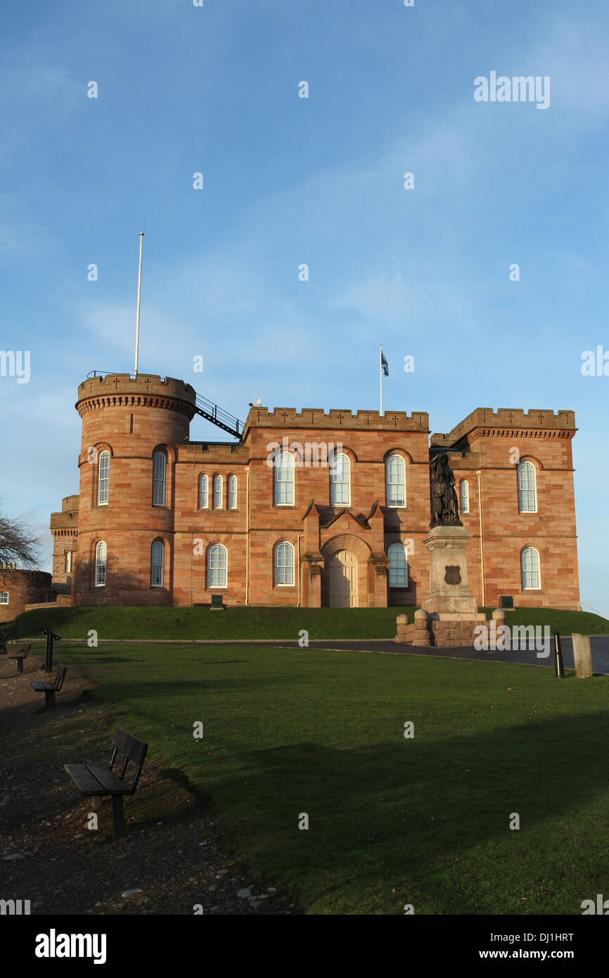 Flora Macdonald statue et château d'Inverness en Écosse novembre 2013 Banque D'Images