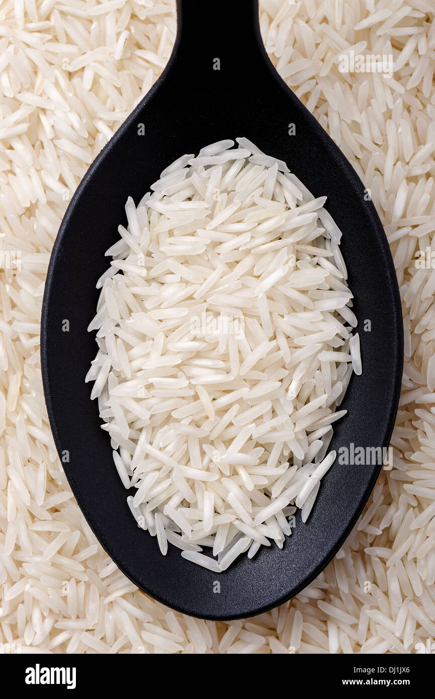 Vue de dessus de la cuillère noire pleine de riz basmati Banque D'Images