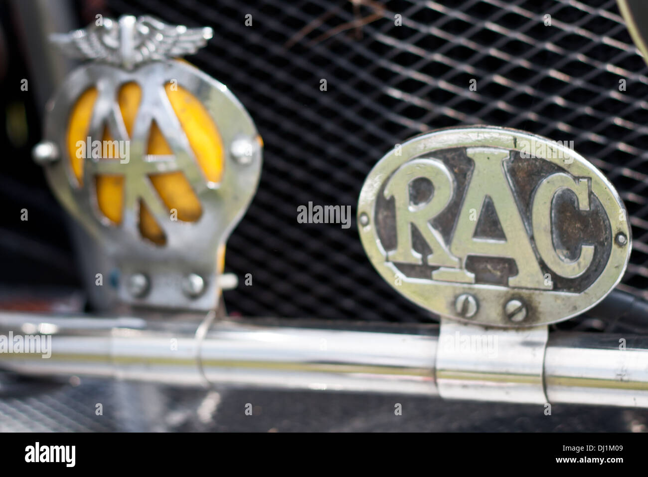 L'officiel britannique AA assistance de badge et le badge officiel de RAC à l'avant d'une voiture classique. Banque D'Images
