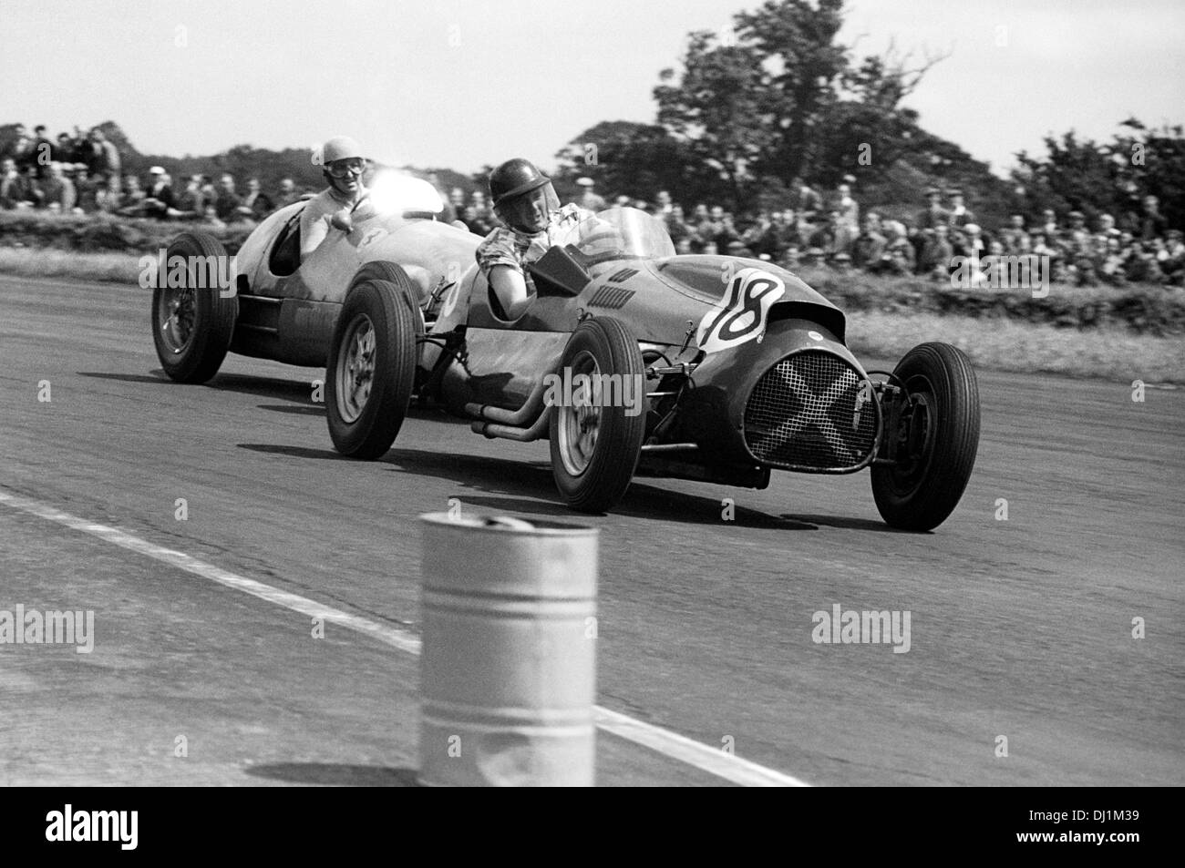 Jimmy Stewart dans une Cooper-Bristol T20 racing dans le Grand Prix de Grande-Bretagne, Silverstone, Angleterre, du 18 juillet 1953. Banque D'Images