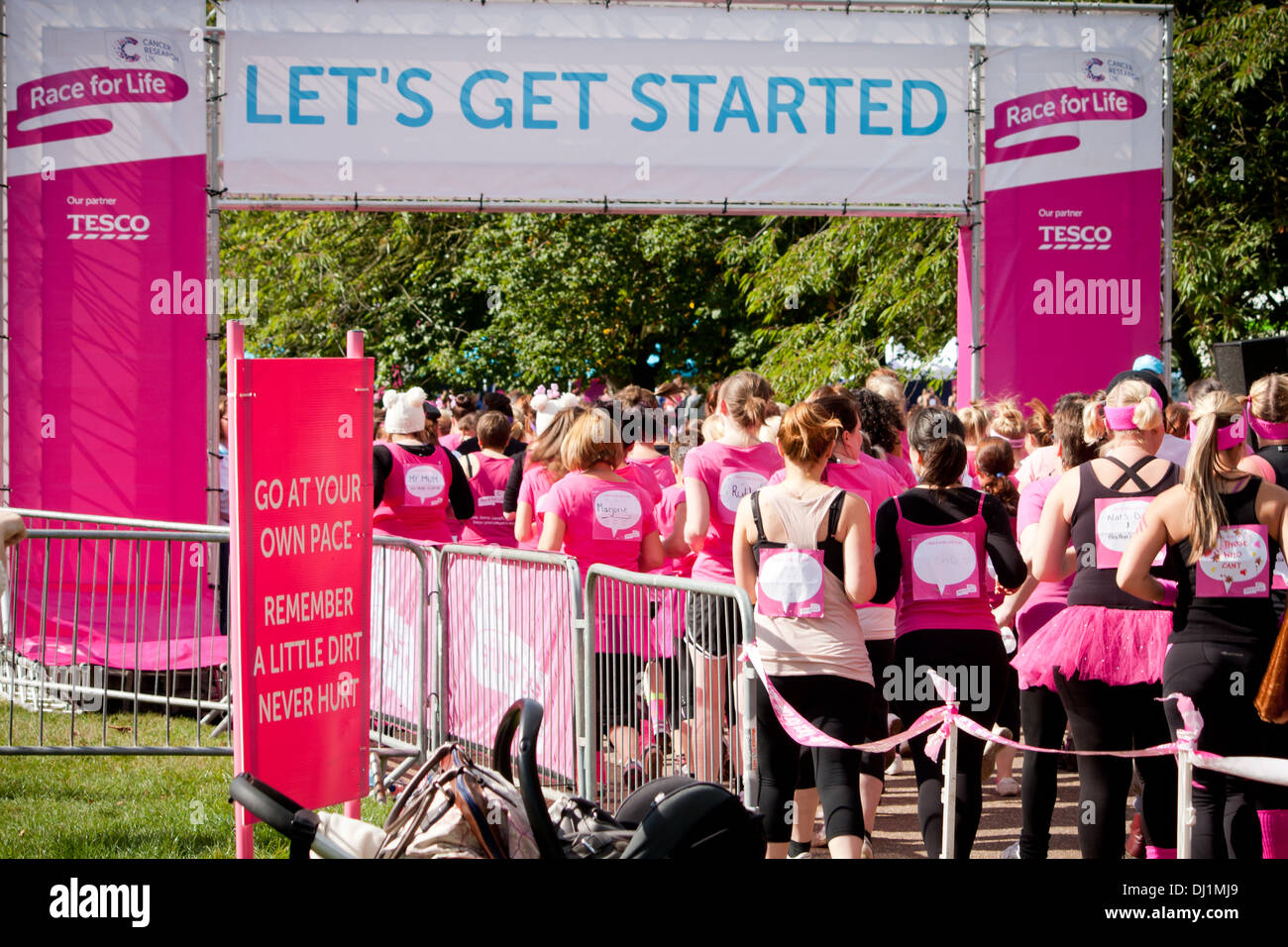 Le parcours boueux à Clumber Park en septembre 2013 pour la course pour la vie Recherche sur le cancer financée par Tesco. Banque D'Images Le parcours boueux à Clumber Park en septembre 2013 pour la course pour la vie Recherche sur le cancer financée par Tesco. Banque D'Images