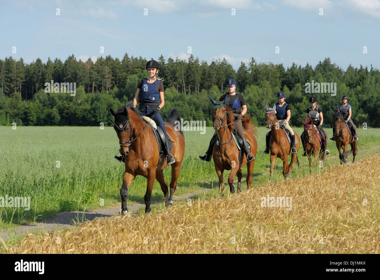 Les jeunes coureurs portant un casque et un protecteur du corps lors d'une ride out Banque D'Images